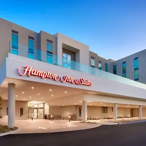 מלון Hampton & Convention Center ***