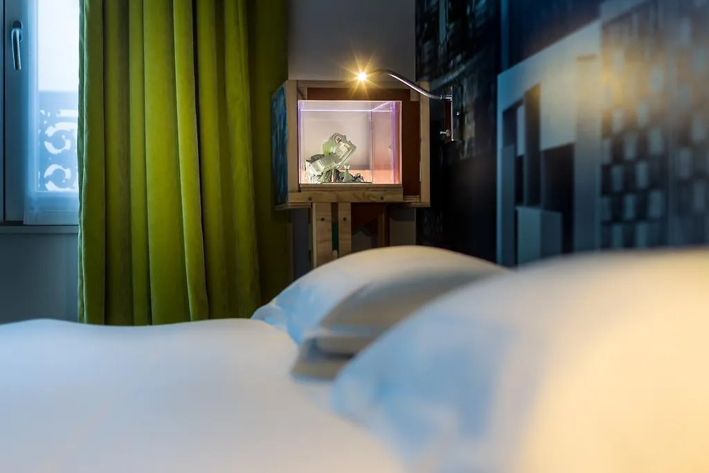 פריז Hotel L'Antoine